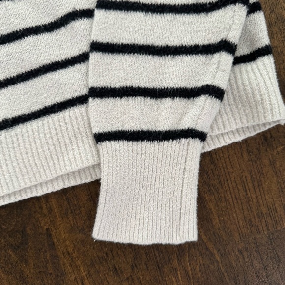 Old‎ Navy Collared Sweater - Picture 4 of 7